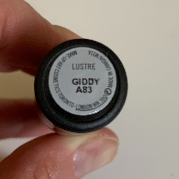 MAC Cosmetics Lustre Lipstick in GIDDY Medium Pink with Pearl Finish Full Size - Picture 4 of 10